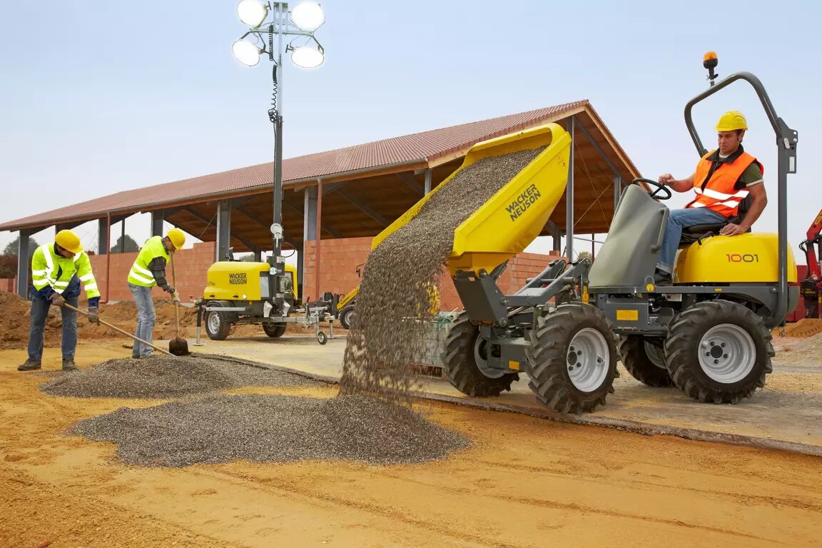 Dumper Wacker Neuson w pracy — wynajem APPEX